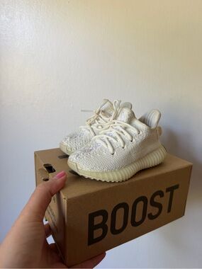Yeezy Boost 350 V2 Off-White / Cream Kids Sneakers